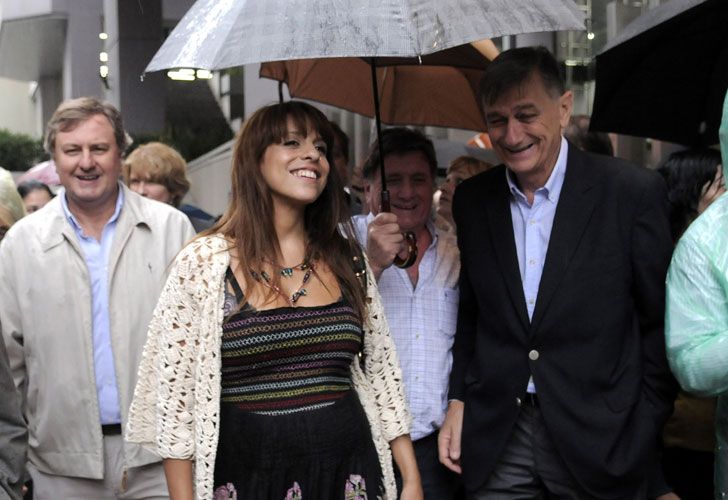 Sin banderas, los políticos estuvieron en el 18F