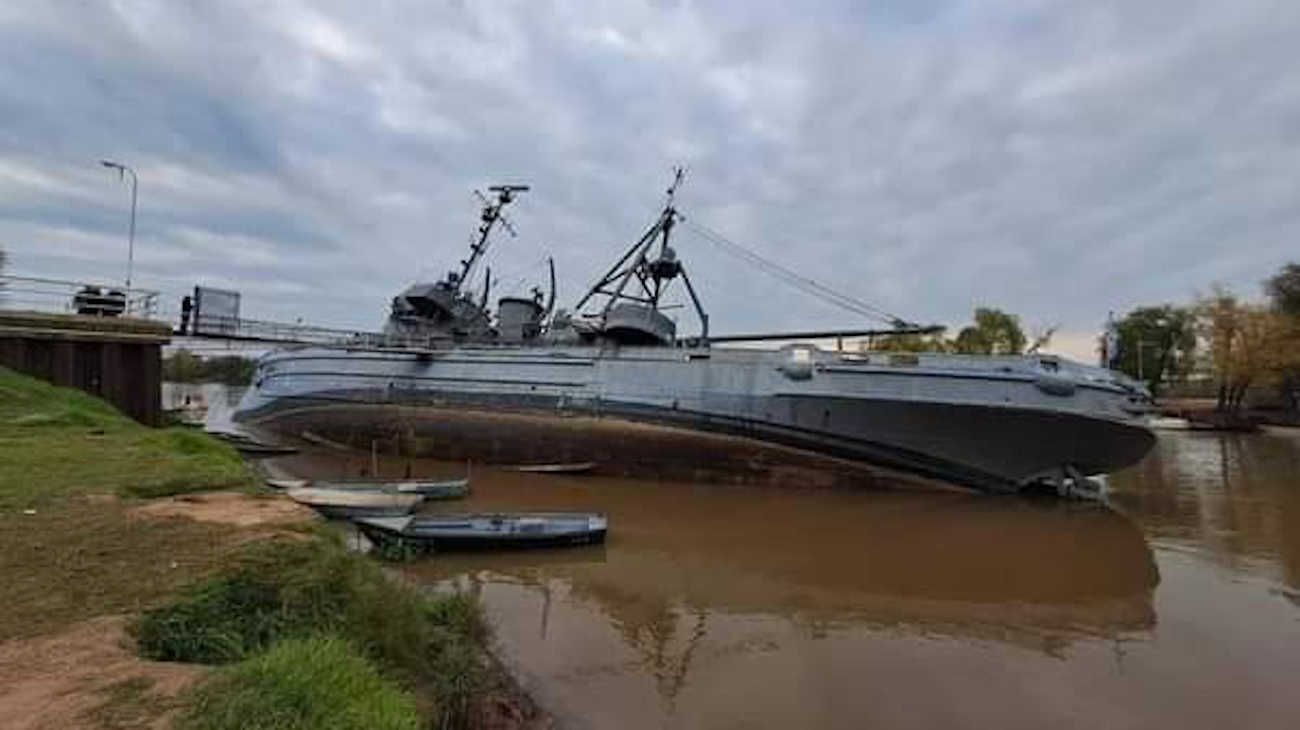 Histórico buque museo sobre el río Paraná corre peligro de hundimiento por la bajante del agua