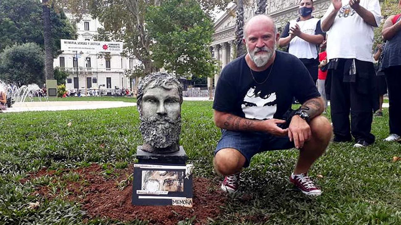 Removieron el busto de Santiago Maldonado que su hermano colocó en Plaza de Mayo