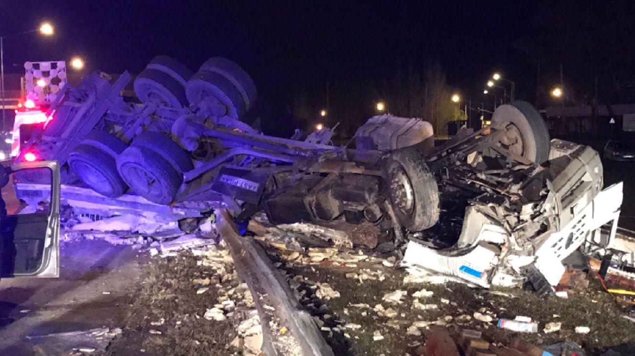 Vuelco fatal de un camión en Panamericana: falleció el conductor