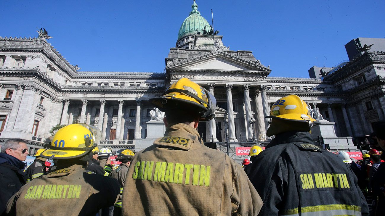 Más de mil bomberos voluntarios protestaron frente al Congreso