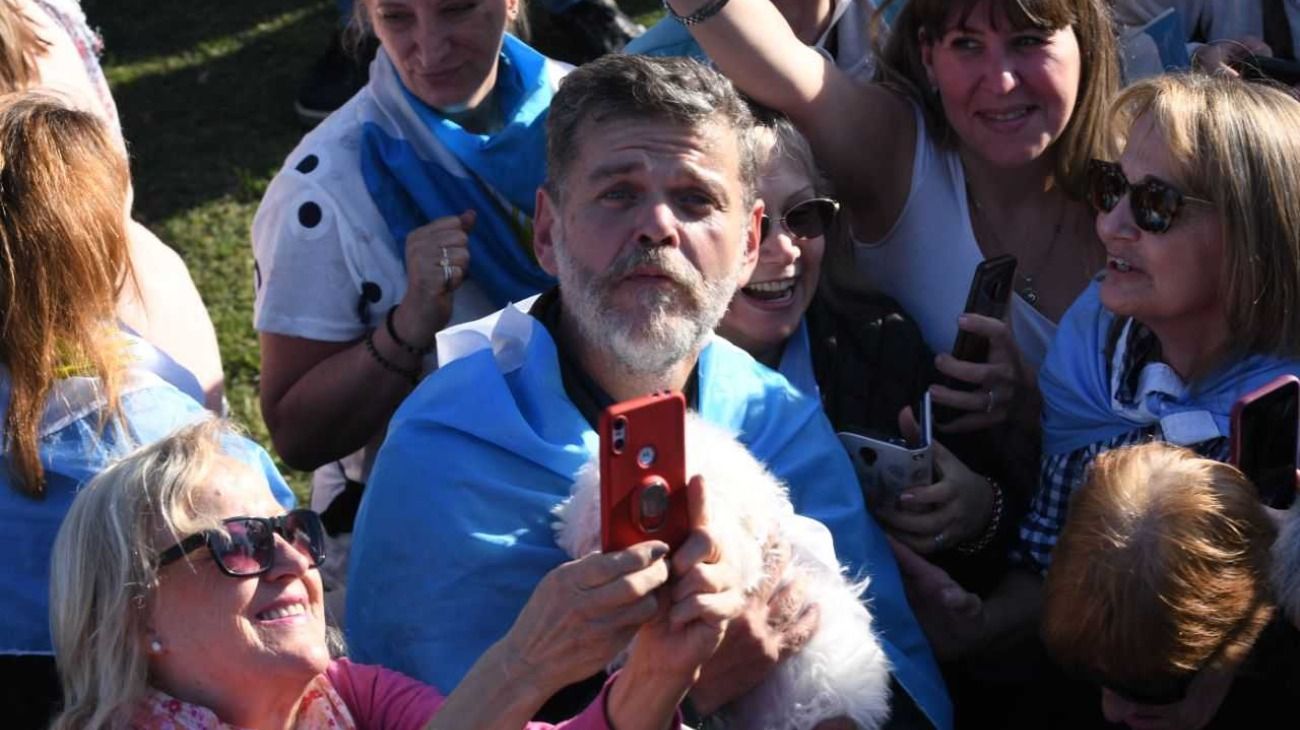 Alfredo Casero agitó a la multitud con un megáfono en la marcha del "Sí, se puede"
