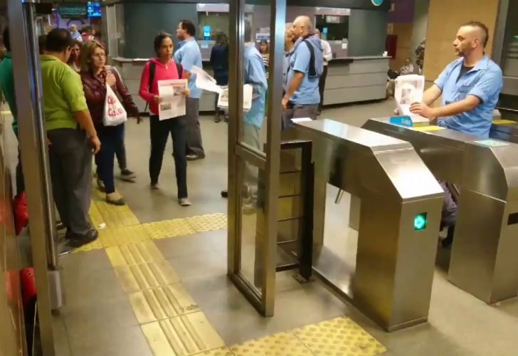 Metrodelegados liberan molinetes en la línea A y lanzan paros rotativos