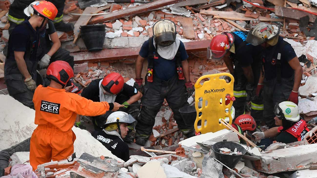 Se derrumbó un edificio en San Cristobal: hay un muerto y 8 heridos