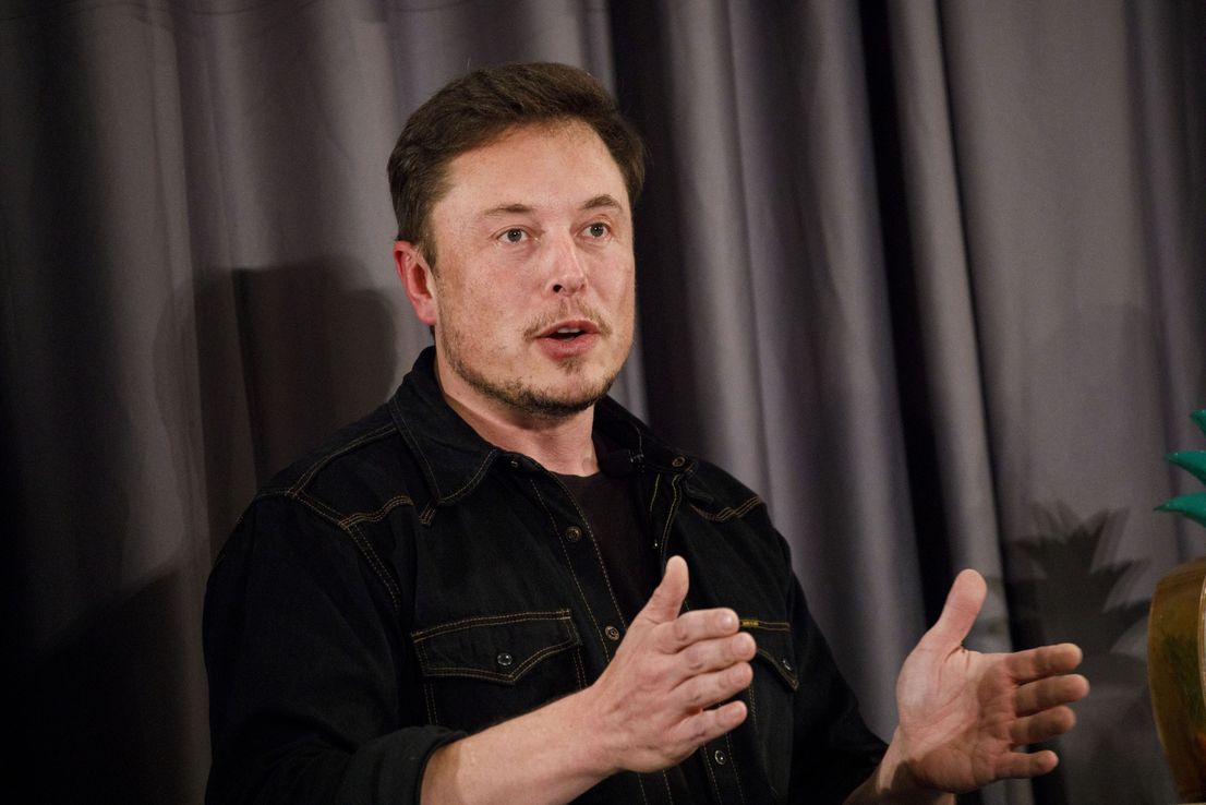 Elon Musk se grabó fumando marihuana mientras las acciones de Tesla se desploman