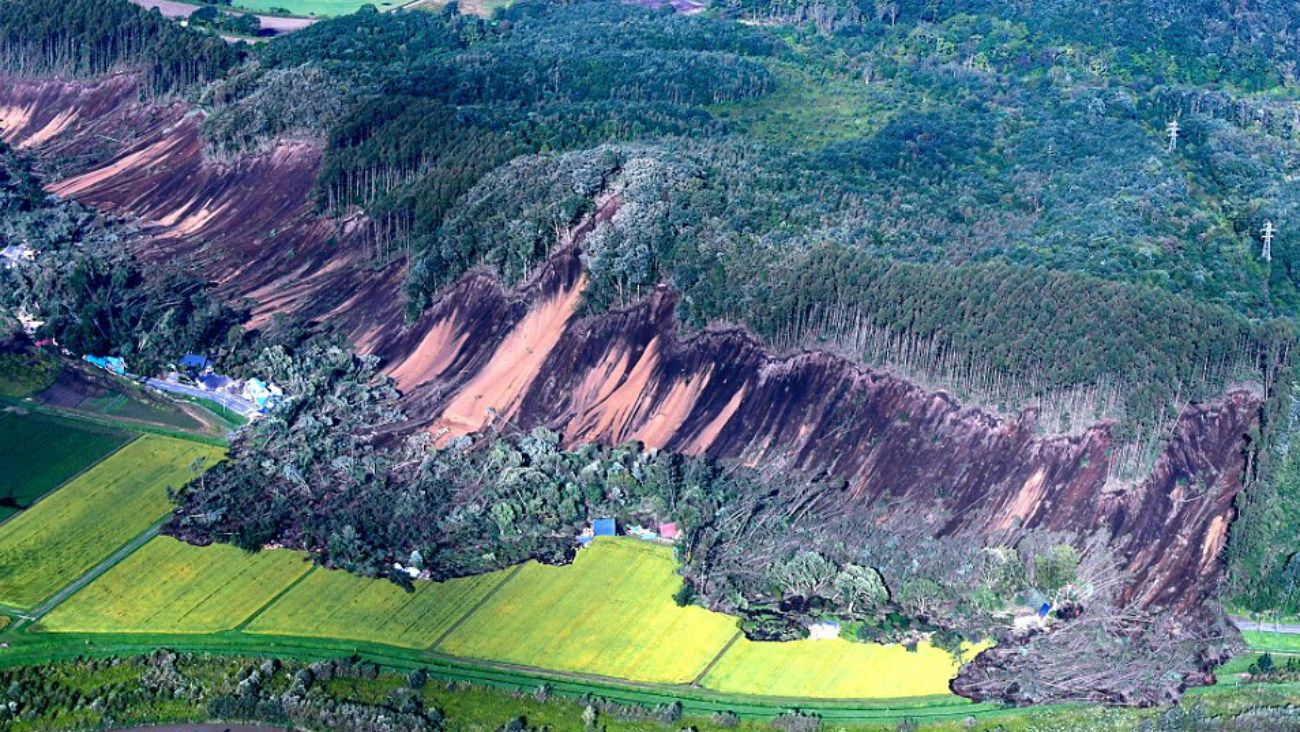 Un fuerte terremoto en Japón sacudió la isla de Hokkaido provocando derrumbes