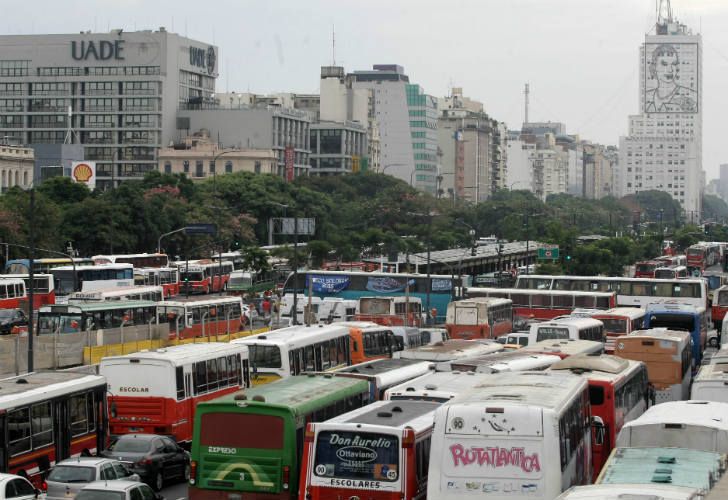 Guillermo Dietrich secuestró 20 micros de piqueteros por "irregularidades"