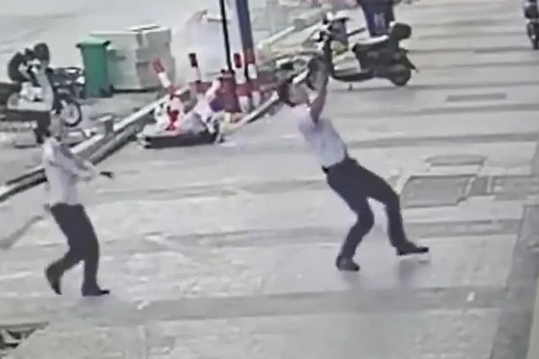 Video: una bebé de dos años cayó desde un quinto piso y fue salvada por un hombre