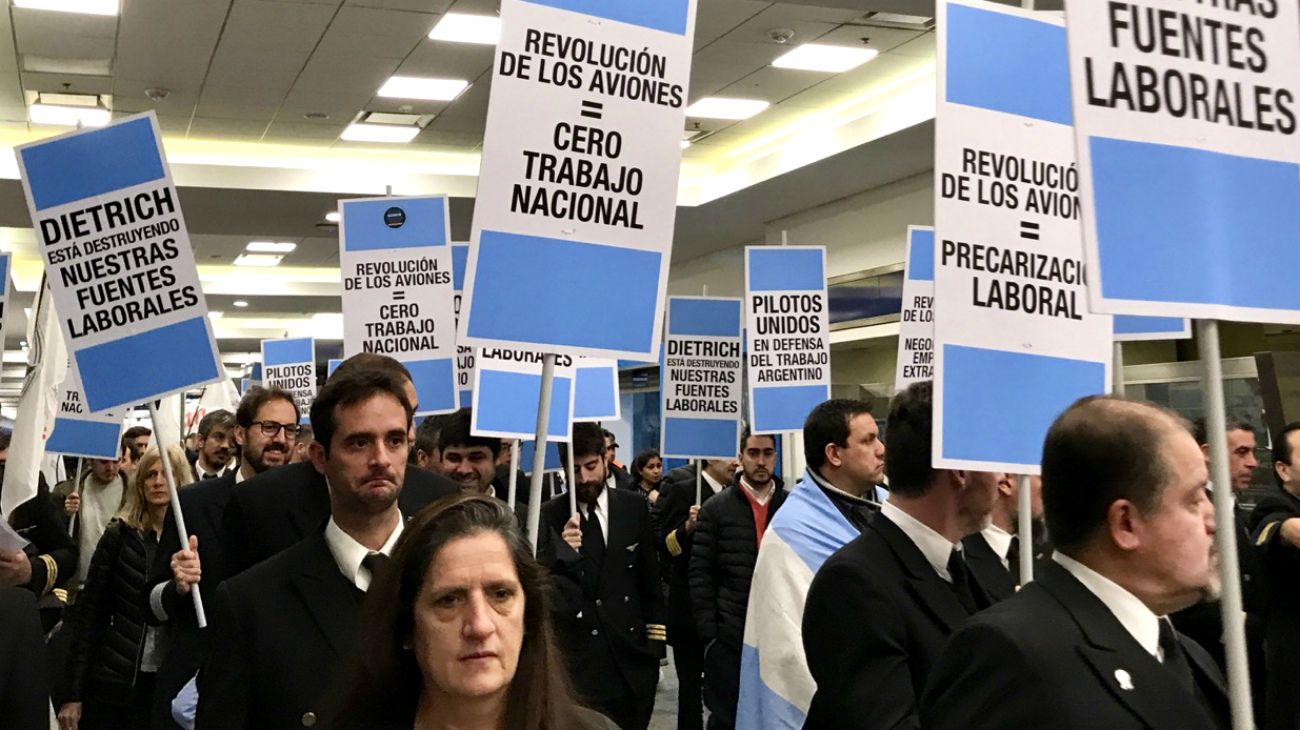 Sin acuerdo con pilotos, se paralizan los vuelos este fin de semana