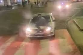 Evitó un control, embistió a un policía, y arrastró sobre el capot por varios metros