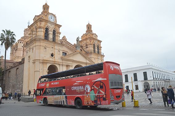 Desde un bus turístico la ciudad tiene otro rostro