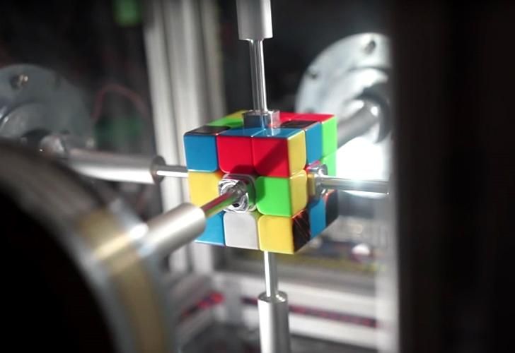 Video | Un robot rompe el récord mundial con el cubo Rubik