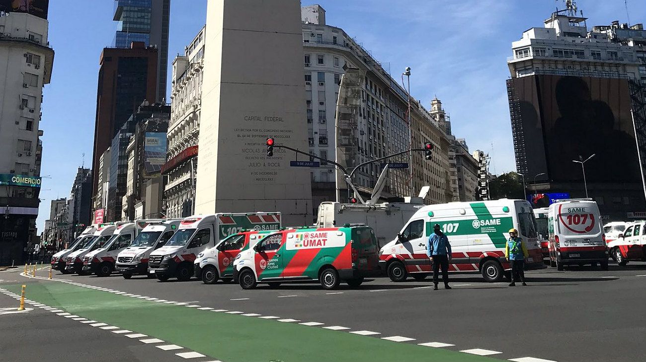 Ambulancias y médicos del SAME despidieron al doctor Juan Lobel en el Obelisco