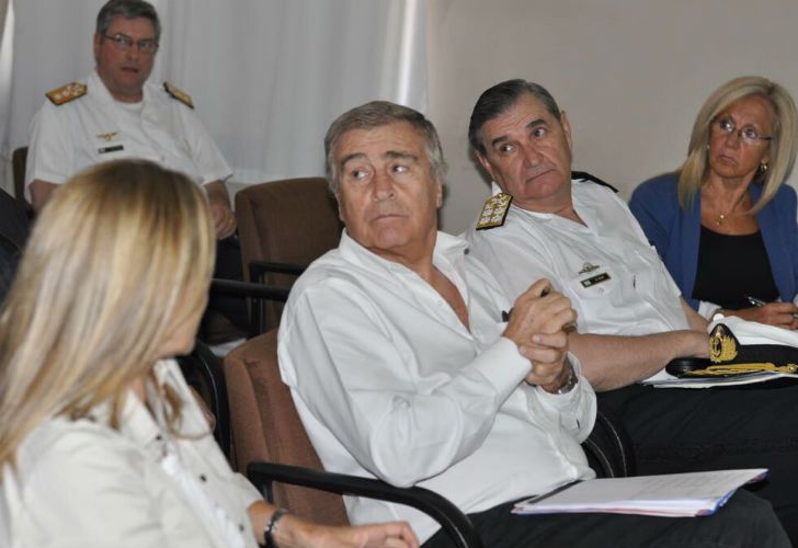 Aguad llegó a la base de Puerto Belgrano para interiorarze sobre la búsqueda del submarino