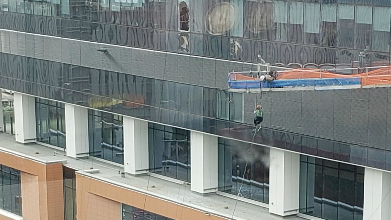 Una plataforma golpea contra un edificio y lanza al vacío a un trabajador