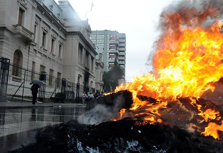 Con un subcomisario, suman siete los muertos durante los saqueos