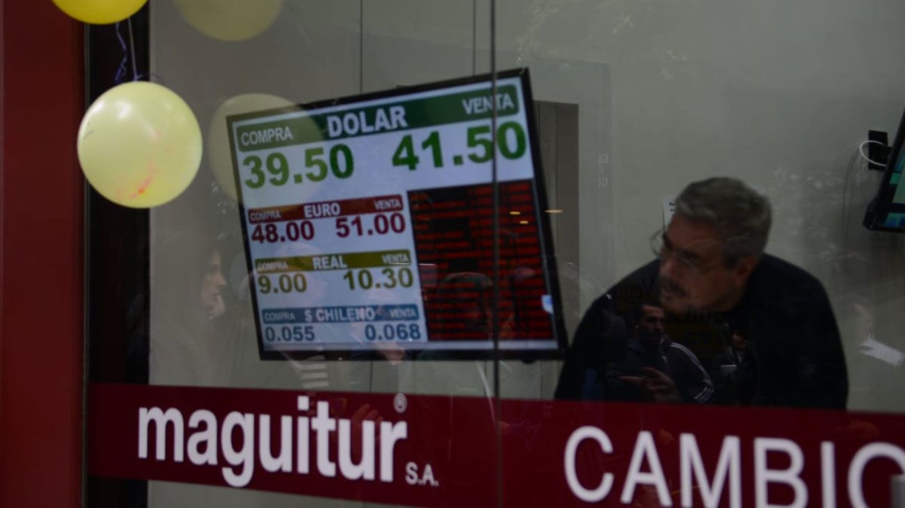 El dólar tocó los $42 y cae tras la subasta del Banco Central