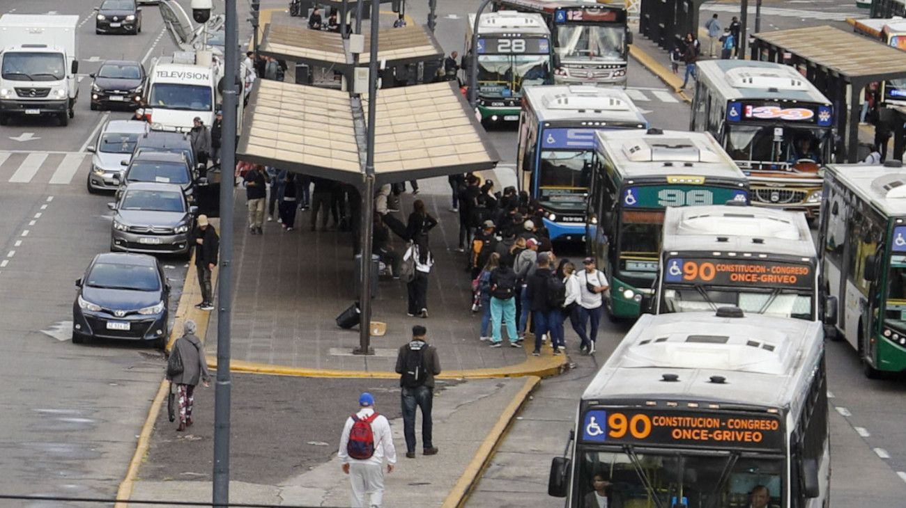 Largas filas de pasajeros para tomar colectivos en el AMBA por el paro general de la CGT