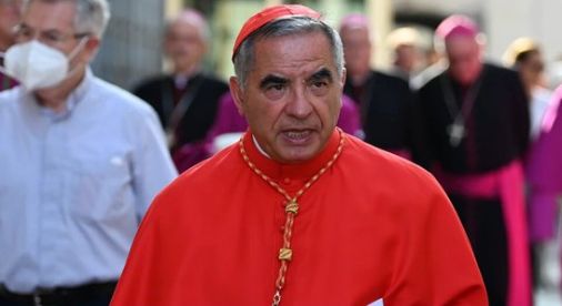 El cardenal Becciu, fuera del Cónclave: "Obedezco al papa, pero soy inocente"