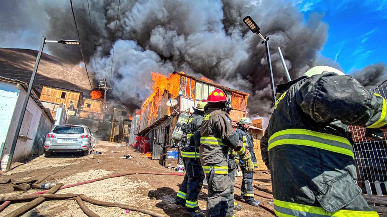 Chile: un feroz incendio arrasó con al menos 100 viviendas y dejó 400 damnificados