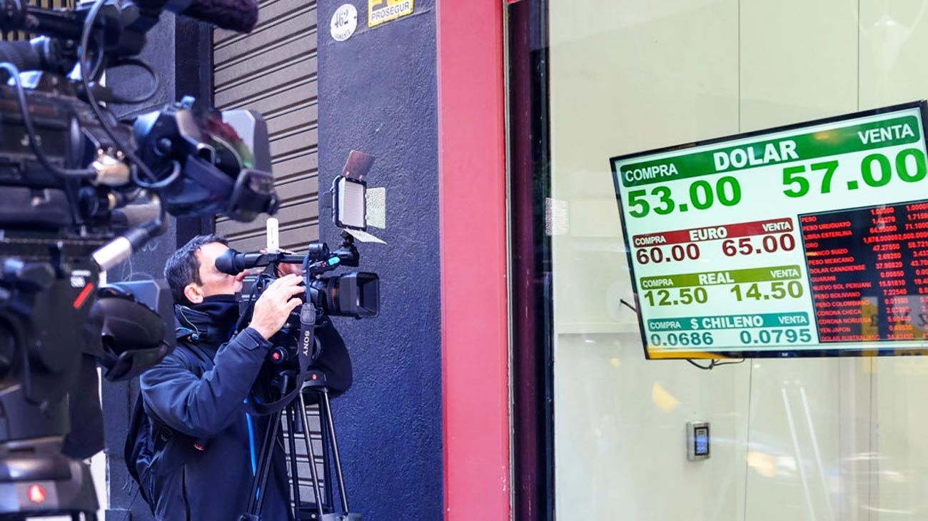 Una lluvia de pesos de la deuda presiona la calma del dólar a $ 58