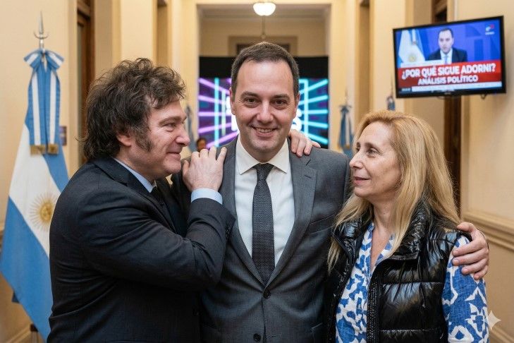 Adorni: el hijo putativo de los Milei