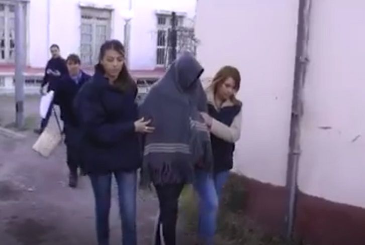 Video | Así era trasladada la joven acusada de atropellar a su novio