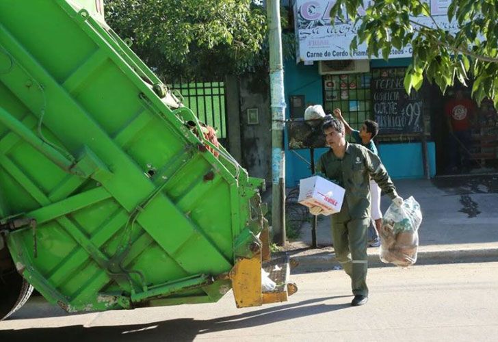 Capitanich volvió a "trabajar": salió a recolectar basura