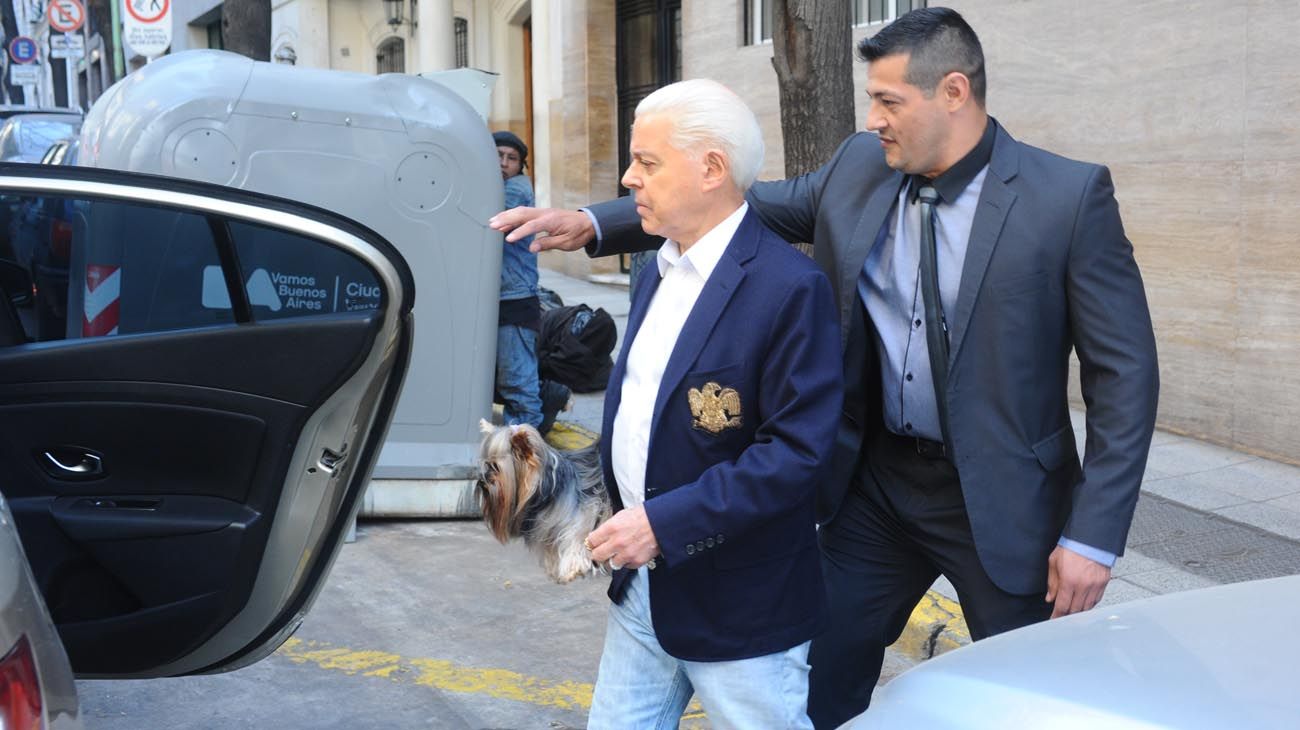 Oyarbide procesado: está recluido y decaído, aunque no pierde su estilo