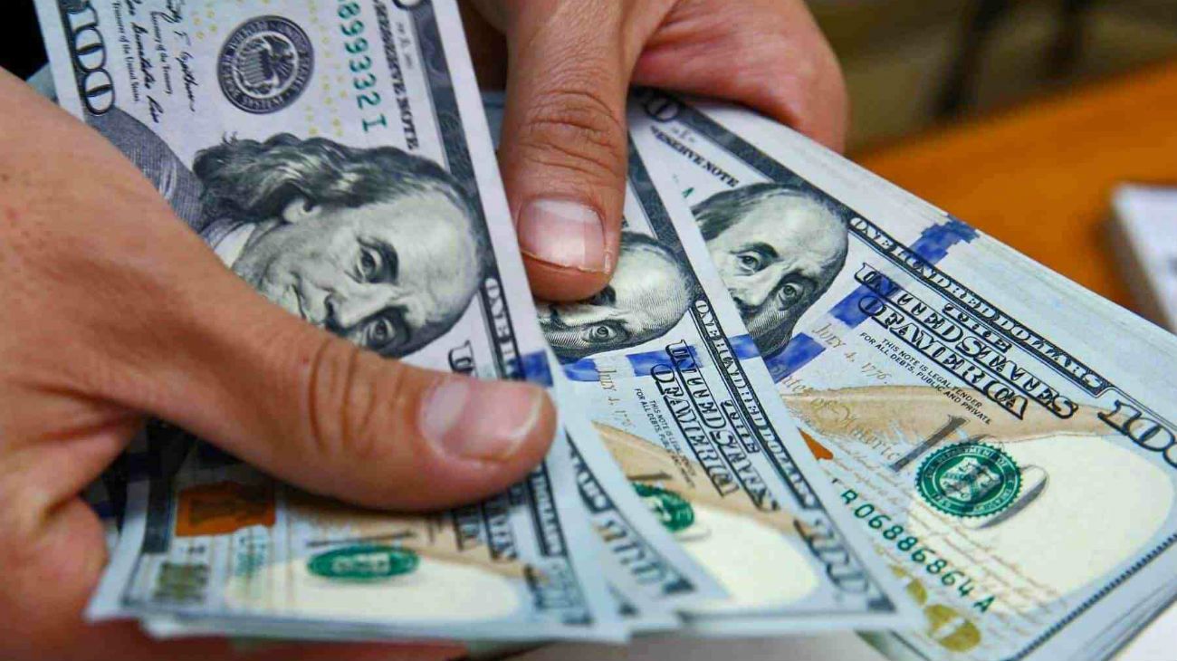 El dólar cede hasta 30 centavos y promedia $ 44,20