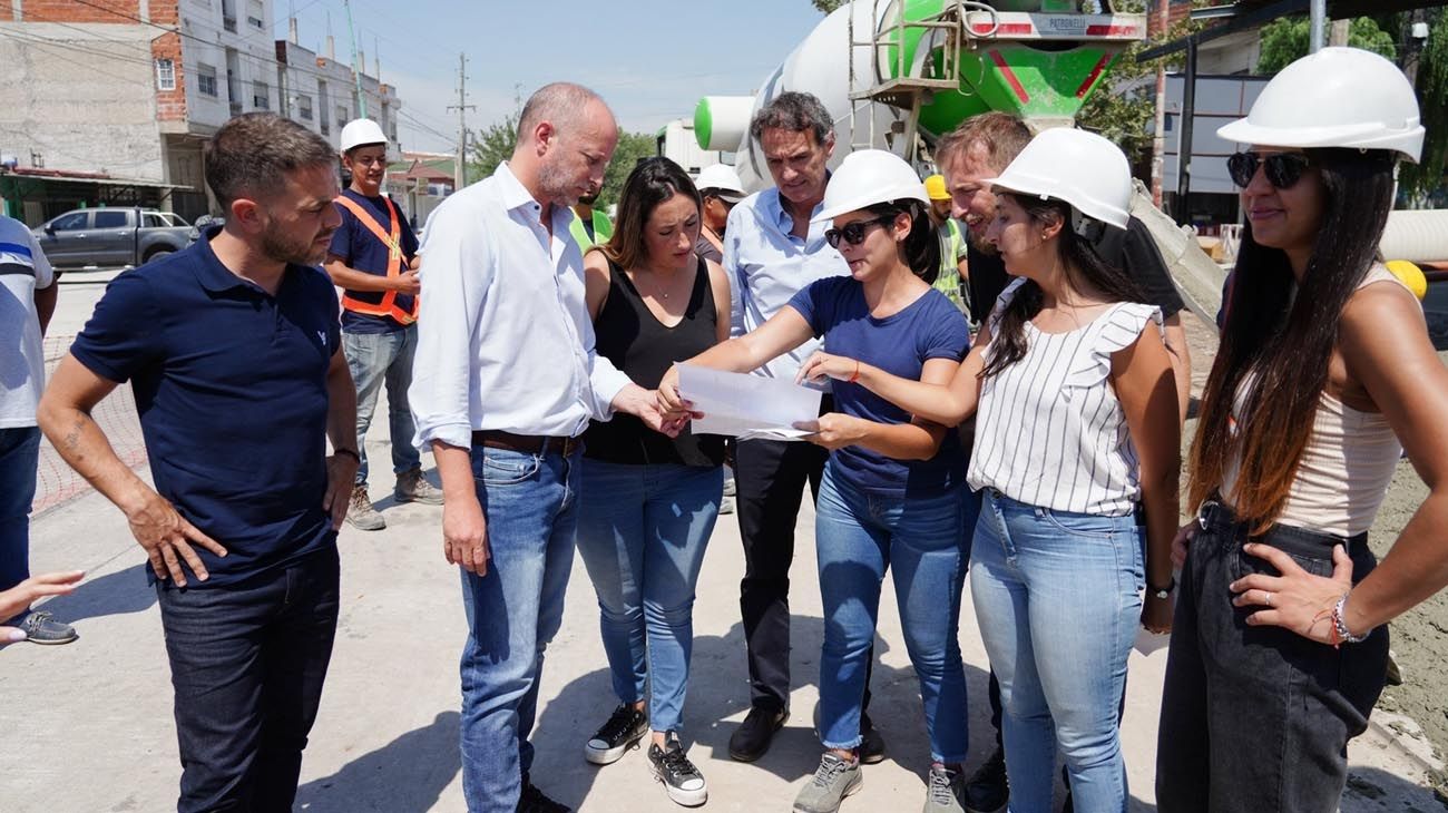Martín Insaurralde y Gabriel Katopodis supervisaron una obra de repavimentación en Lomas de Zamora