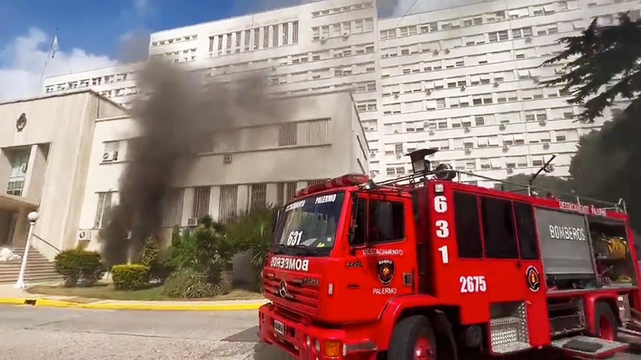 Se incendió el subsuelo del Hospital Militar y evacuaron a decenas de personas