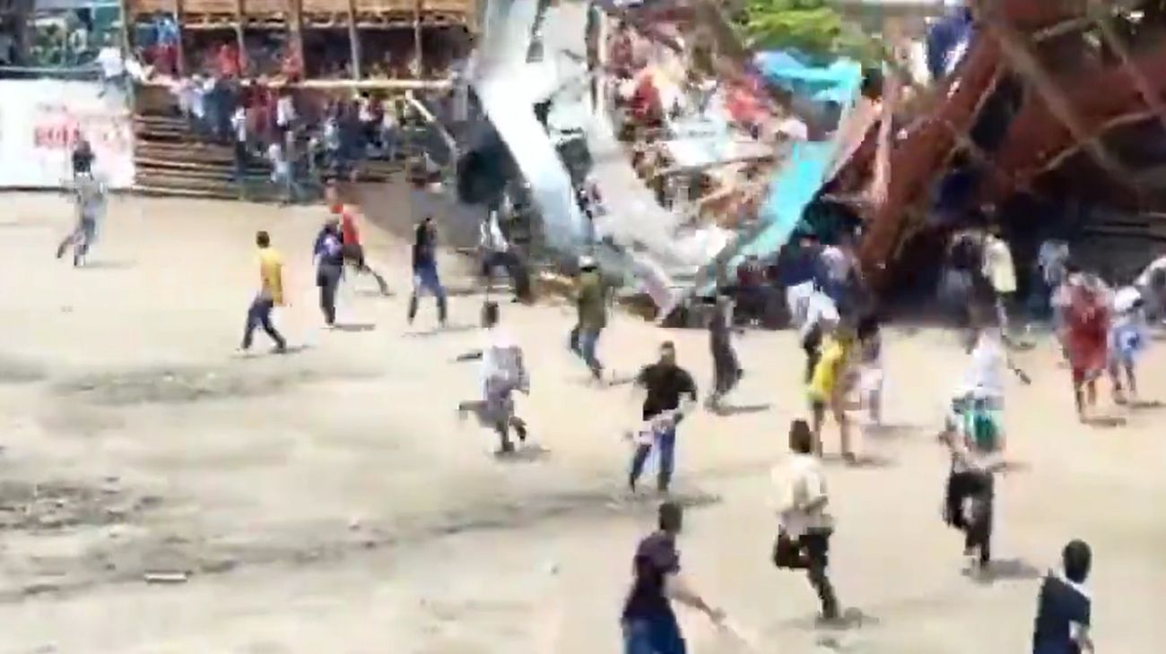 Videos: impactante derrumbe en una plaza de toros de Colombia dejó muertos y heridos