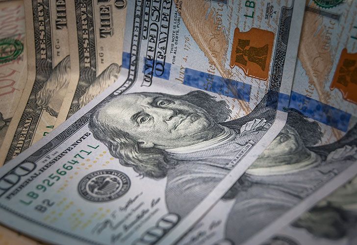 El dólar continúa en alza y en los bancos supera los $24