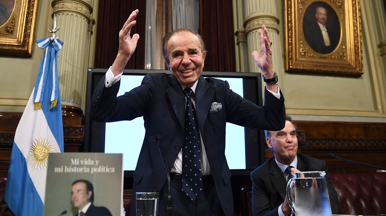 Carlos Menem presentó su biografía y postuló a Miguel Pichetto como candidato presidencial