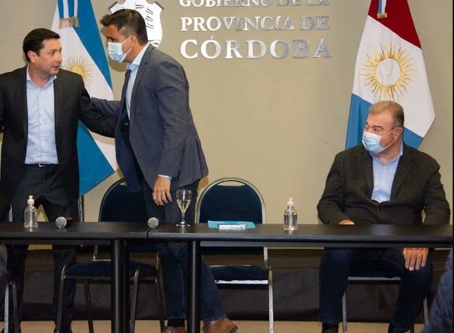 Llevaron un borrador de la re-re, pero en El Panal quieren más firmas…