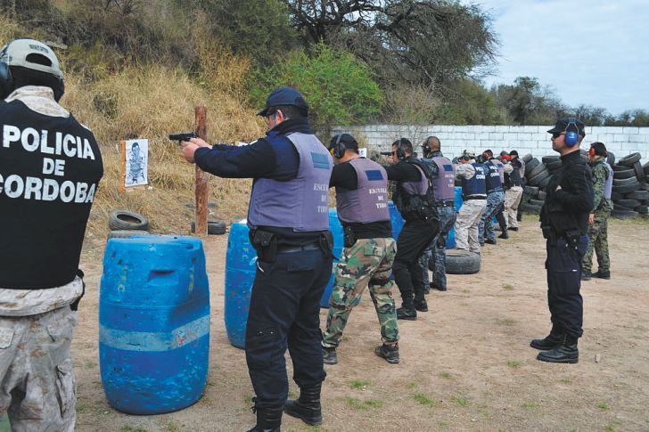 Hay 1.744 policías con armas cuya entrega no fue registrada