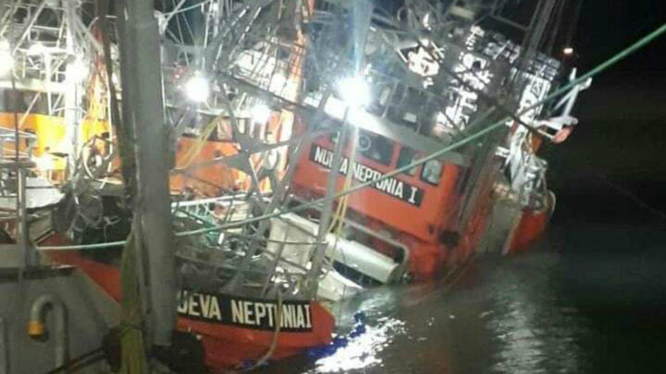 Chubut: reportan hundimiento de un pesquero que estaba destinado a parque submarino