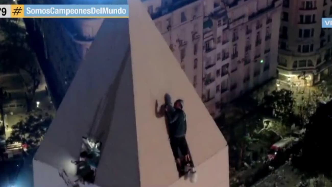 Festejos al límite: un hincha se subió a la punta del Obelisco y hubo tensión
