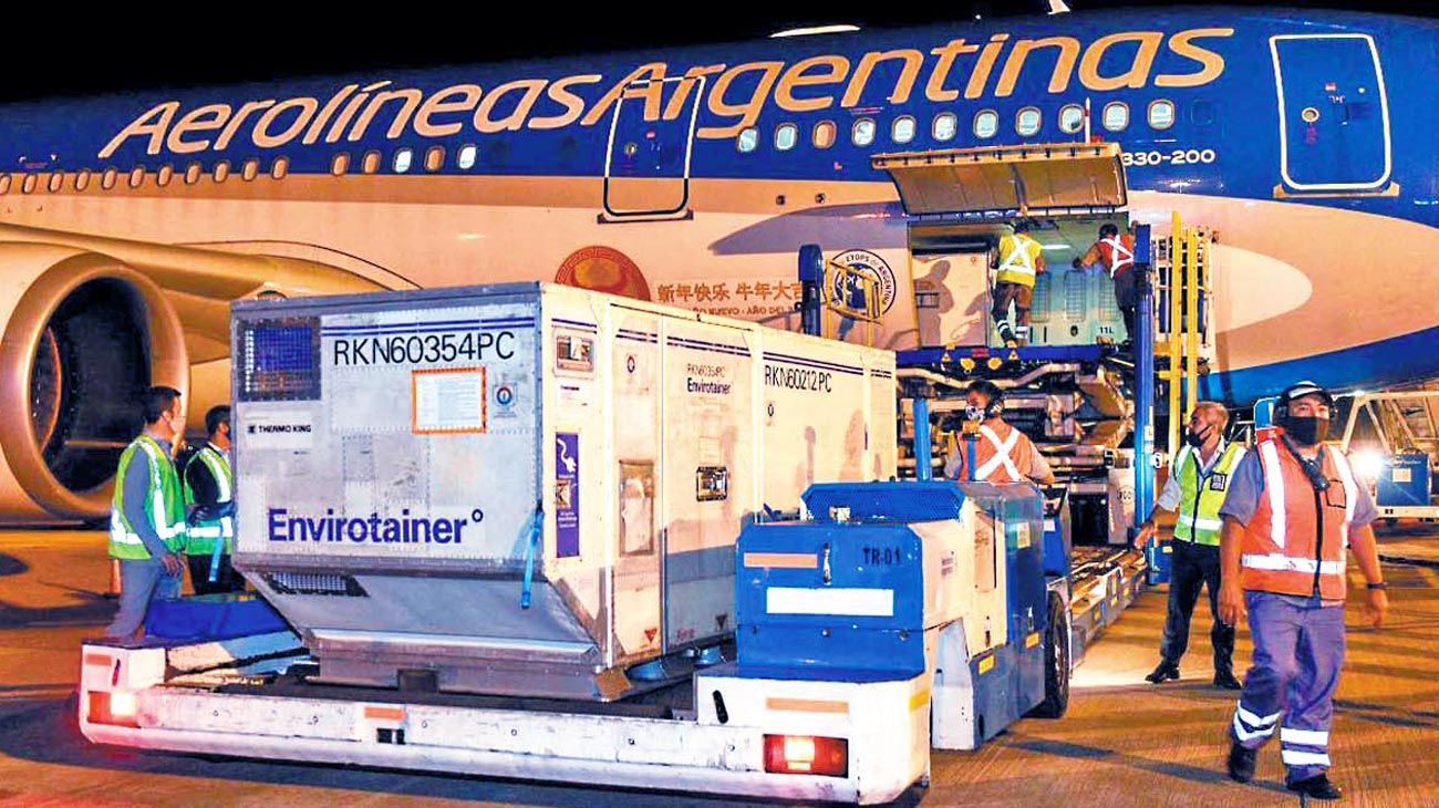 Tras el arribo de 330 mil dosis, este domingo sale otro vuelo hacia Moscú para traer más vacunas