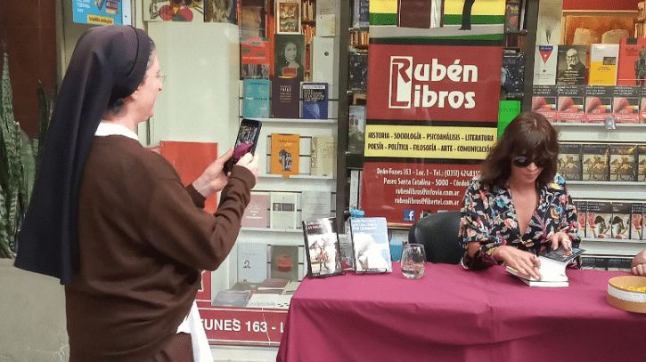 Camila Sosa Villada y una firma de libros interminable