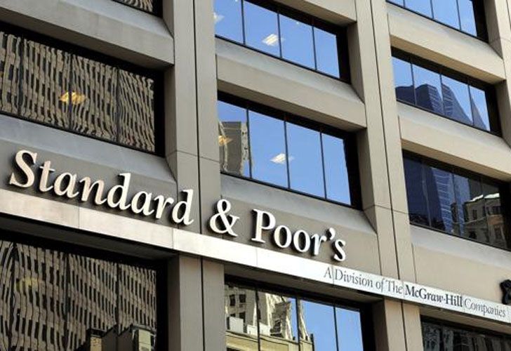 Standard & Poor's elevó la nota de la deuda argentina con una advertencia