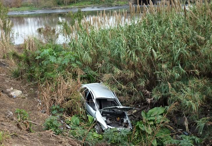 Nuevamente cae un auto al Riachuelo por evitar una villa