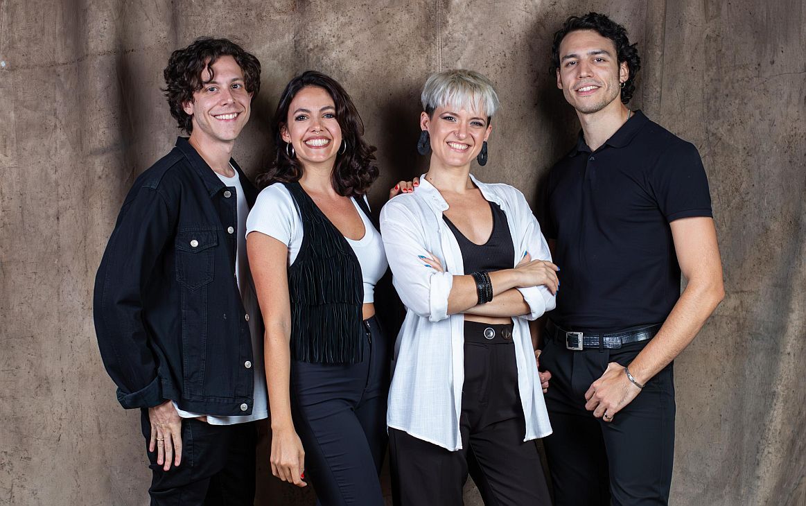 Un gran equipo trabaja a full para estrenar el musical de Sandro el 10 de abril en el Coliseo