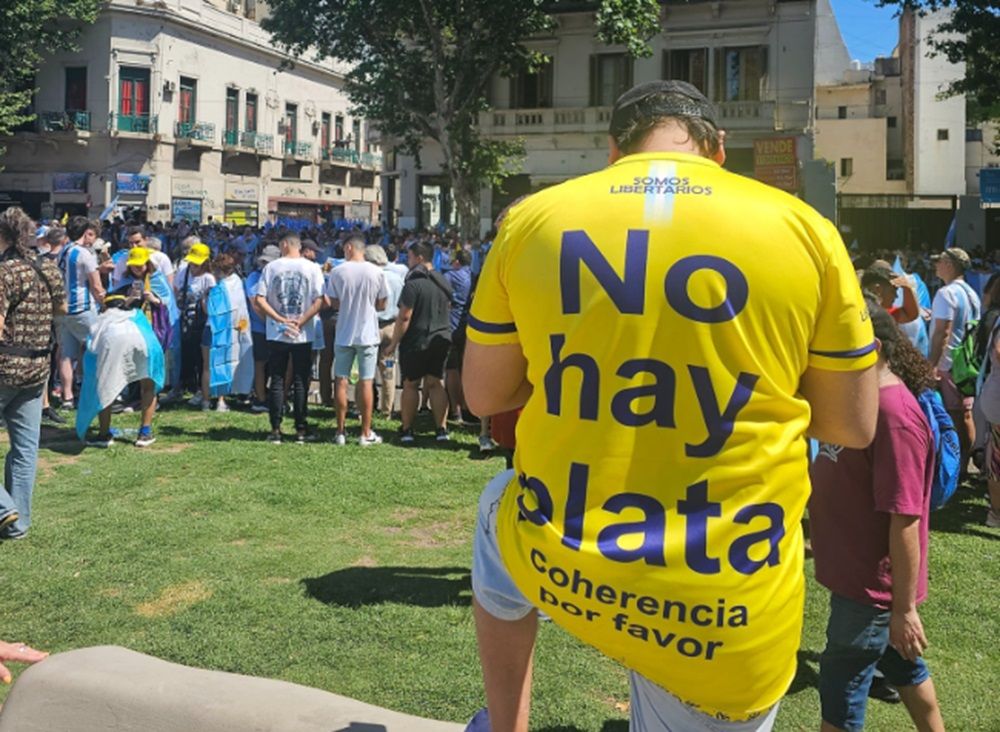 Una camiseta que diga “no hay dolares”