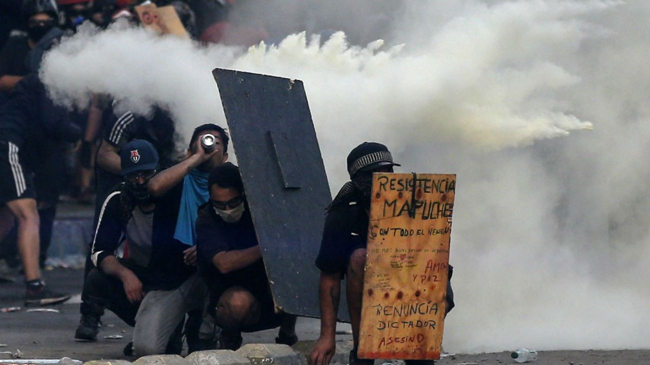 Crece la violencia en Chile: manifestantes y policía escalan en la batalla callejera
