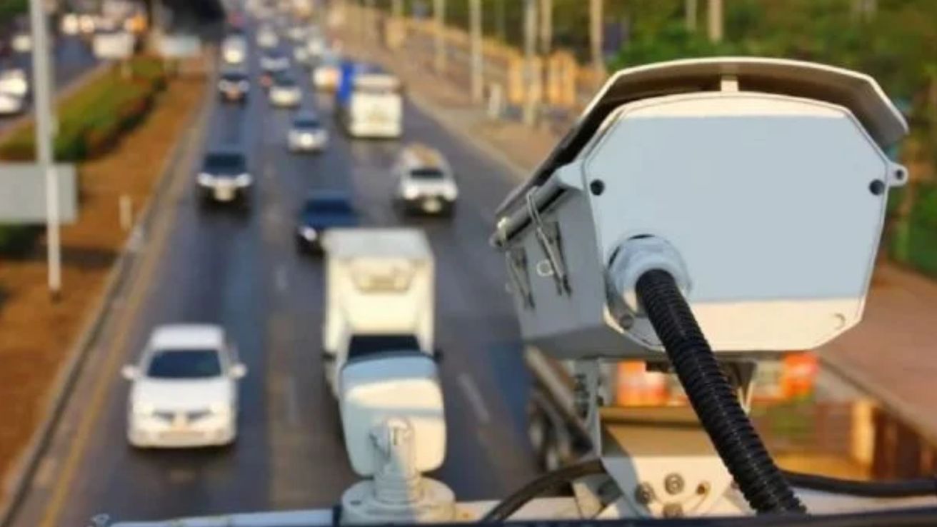 Recibió 32 multas de tránsito por un auto que asegura no manejar y la Justicia investiga una posible patente clonada