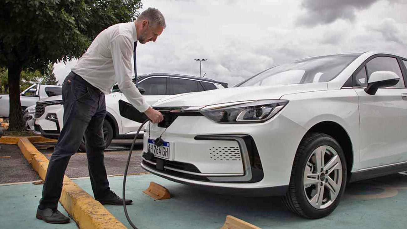El cruce entre Caputo y Pichetto por los autos eléctricos de China