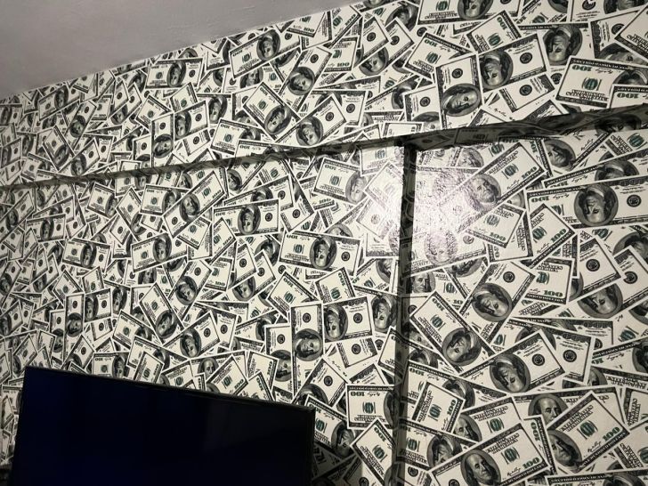 Estafadores condenados tenían la casa empapelada con imágenes de billetes