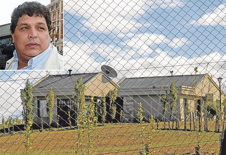 Ulloa reduce sus medios y edifica una nueva casa